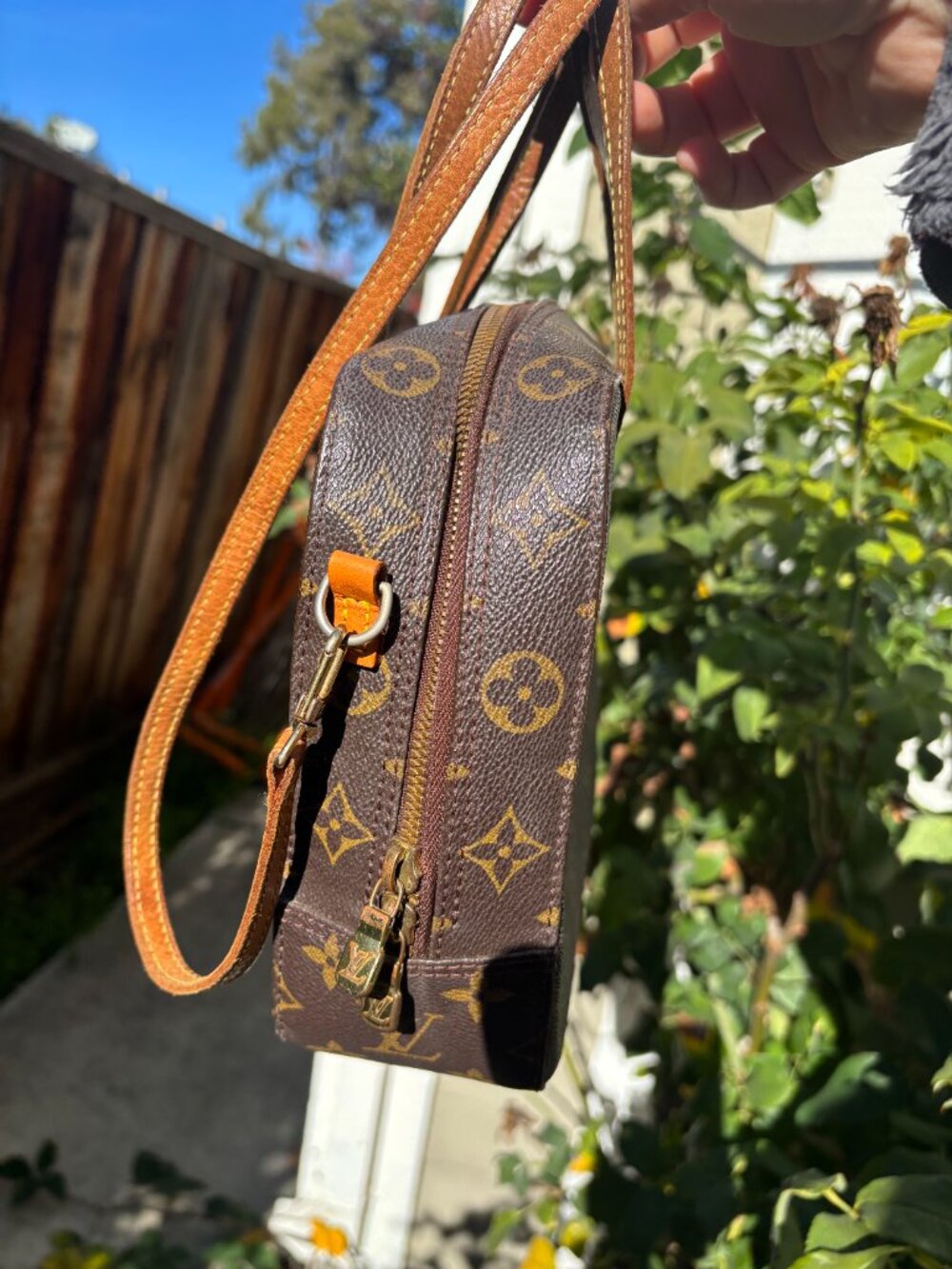 Authentic Louis Vuitton crossbody bag - Picture 2 of 13